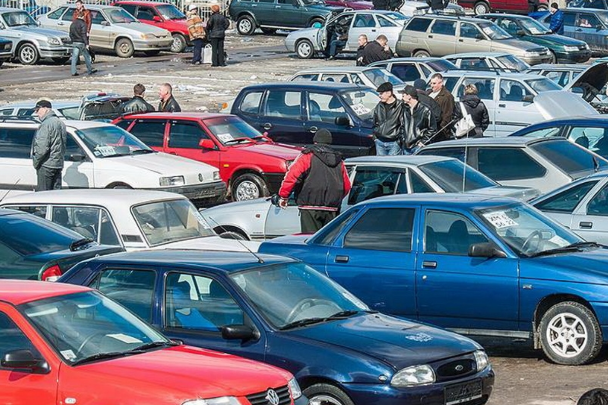 Рынок поддержанных автомобилей. Фото - https://clck.ru/T6DWx
