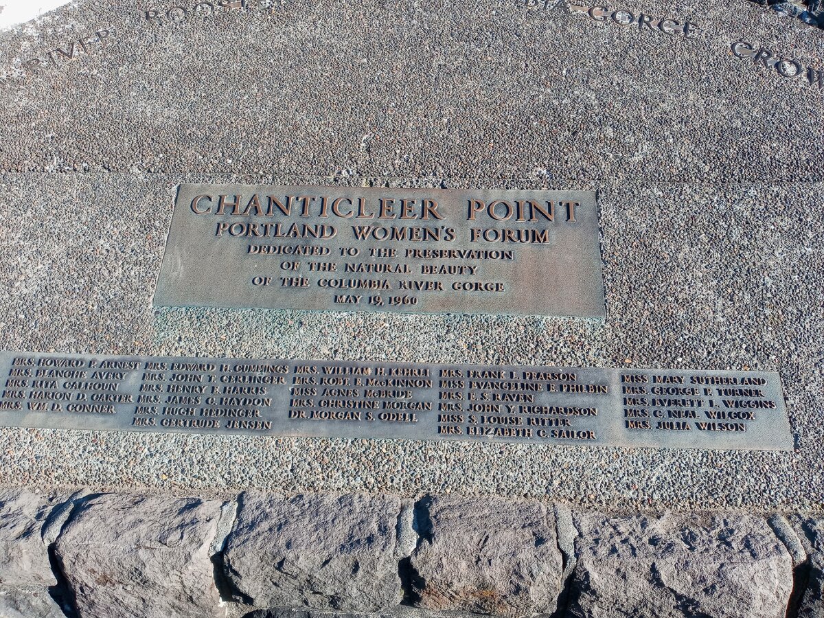 Памятная доска, о том что это место встречи женщин, которые сплотились для защиты реки