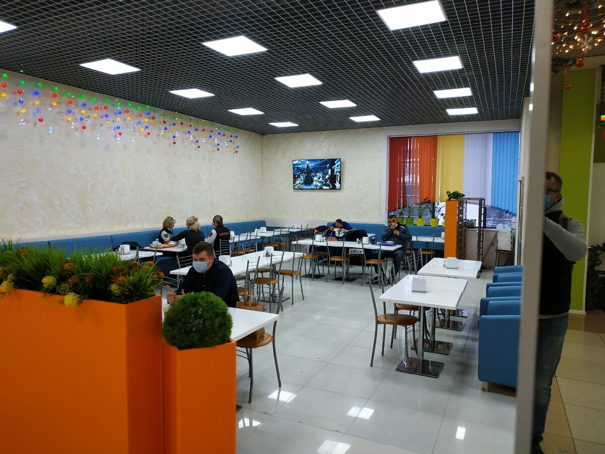 В кафе редко бывает очень людно. 