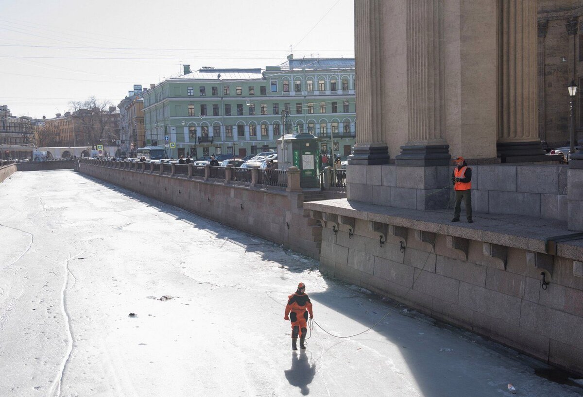 Спасатель Татьяна спускается на лед