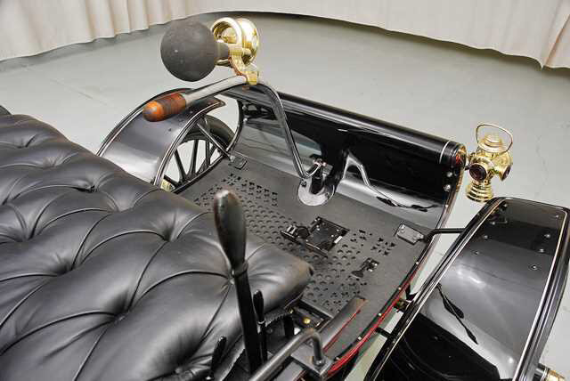 1905 Oldsmobile с румпелем вместо рулевого колеса Румпель "Олдсмобиля" 1905 года выпуска.