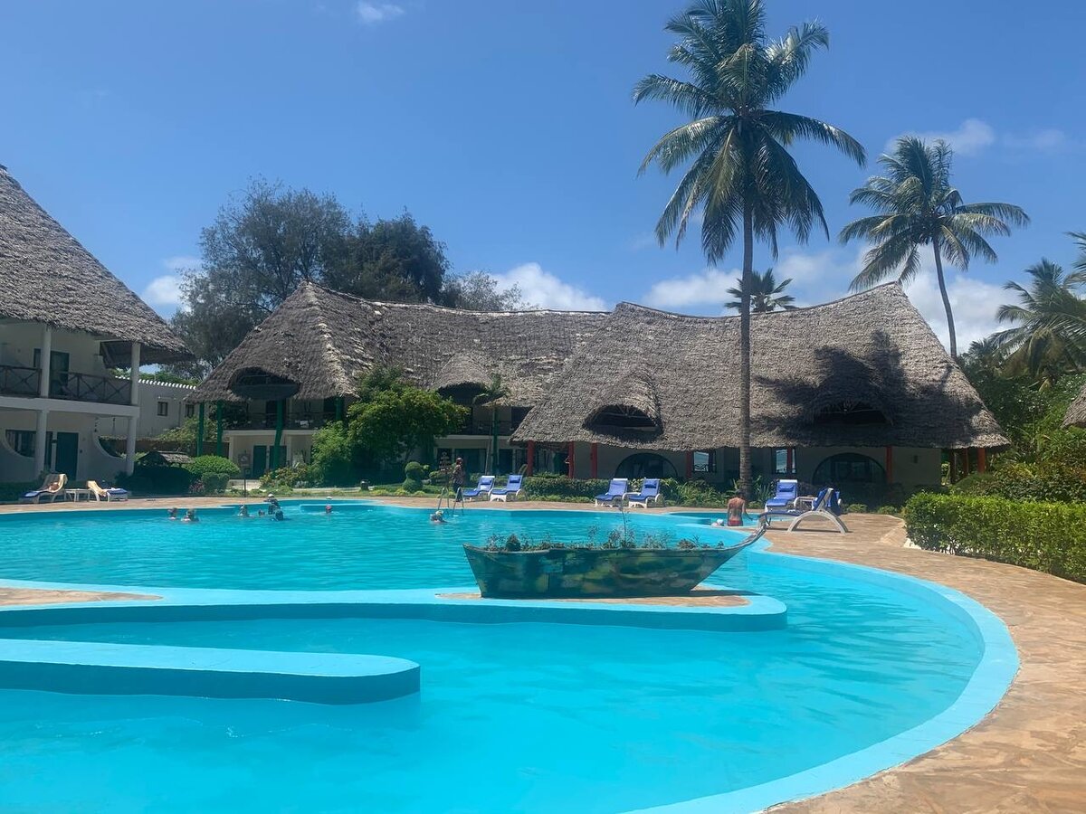 Территория и бассейн