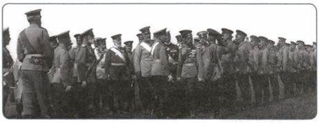 Российский и германский императоры Николай ii и Вильгельм ii беседуют с солдатами русского пехотного полка. 1912 г.