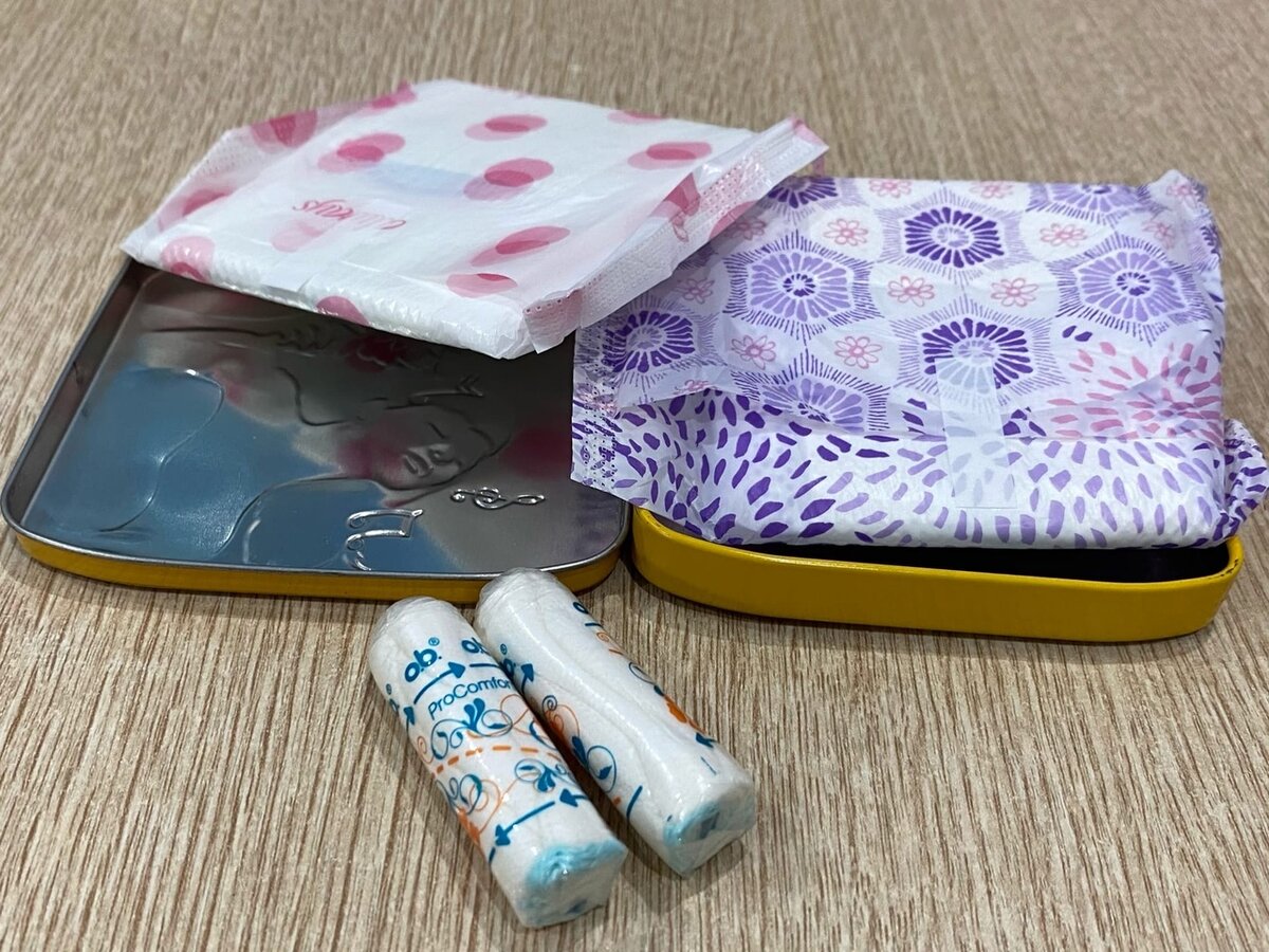 Прокладки и тампоны в двушке скрыть сложно