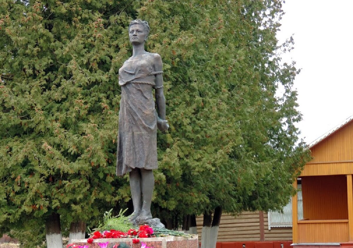 Памятник зое космодемьянской в петрищево фото