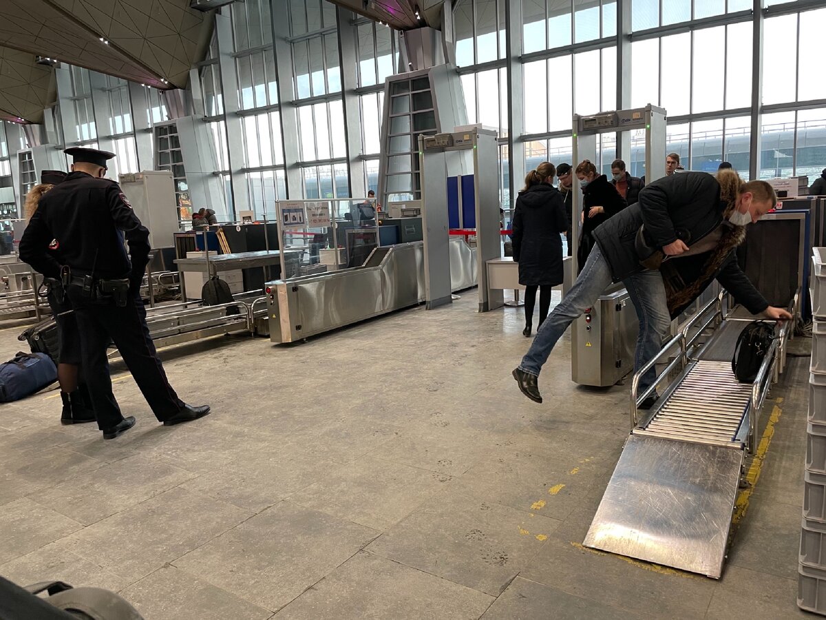 На входе всегда дежурит полиция. В случае чего - формальности будут соблюдены