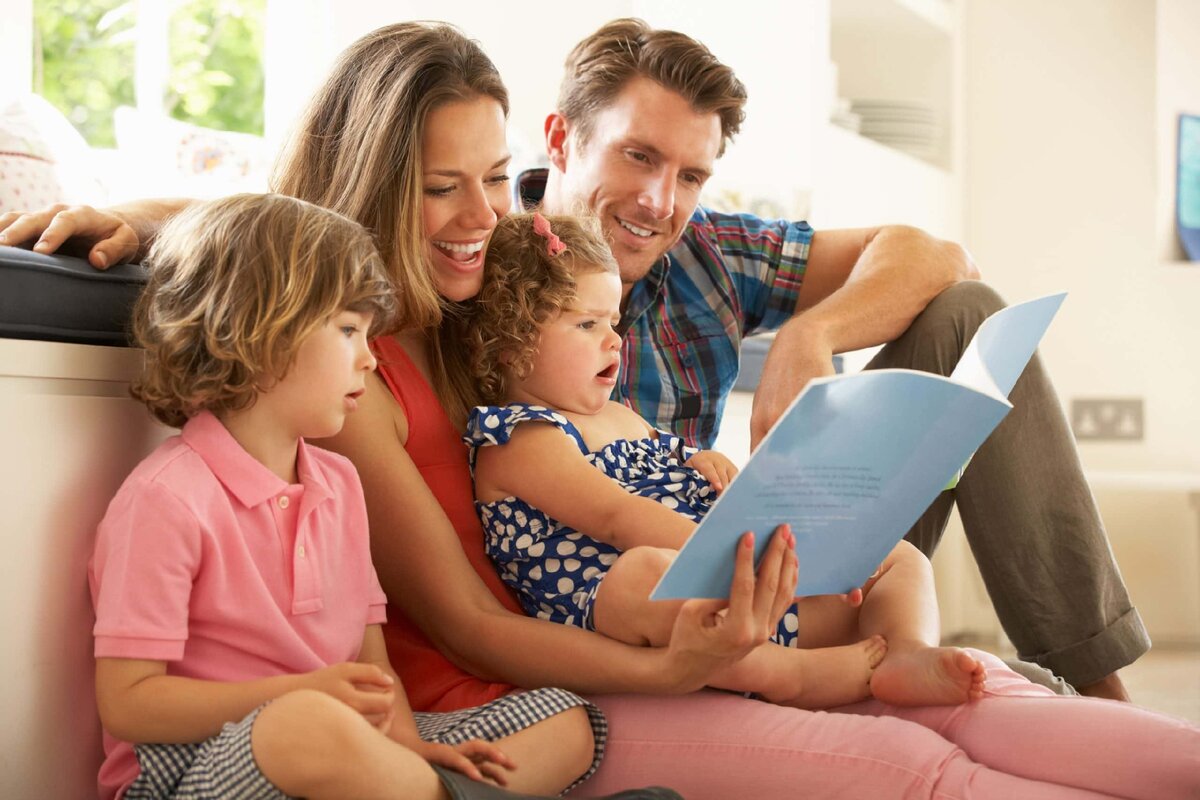 Дети с родителями. Семейное чтение. Воспитание ребенка. Воспитание ребенка в семье. Семья и дети в современном обществе