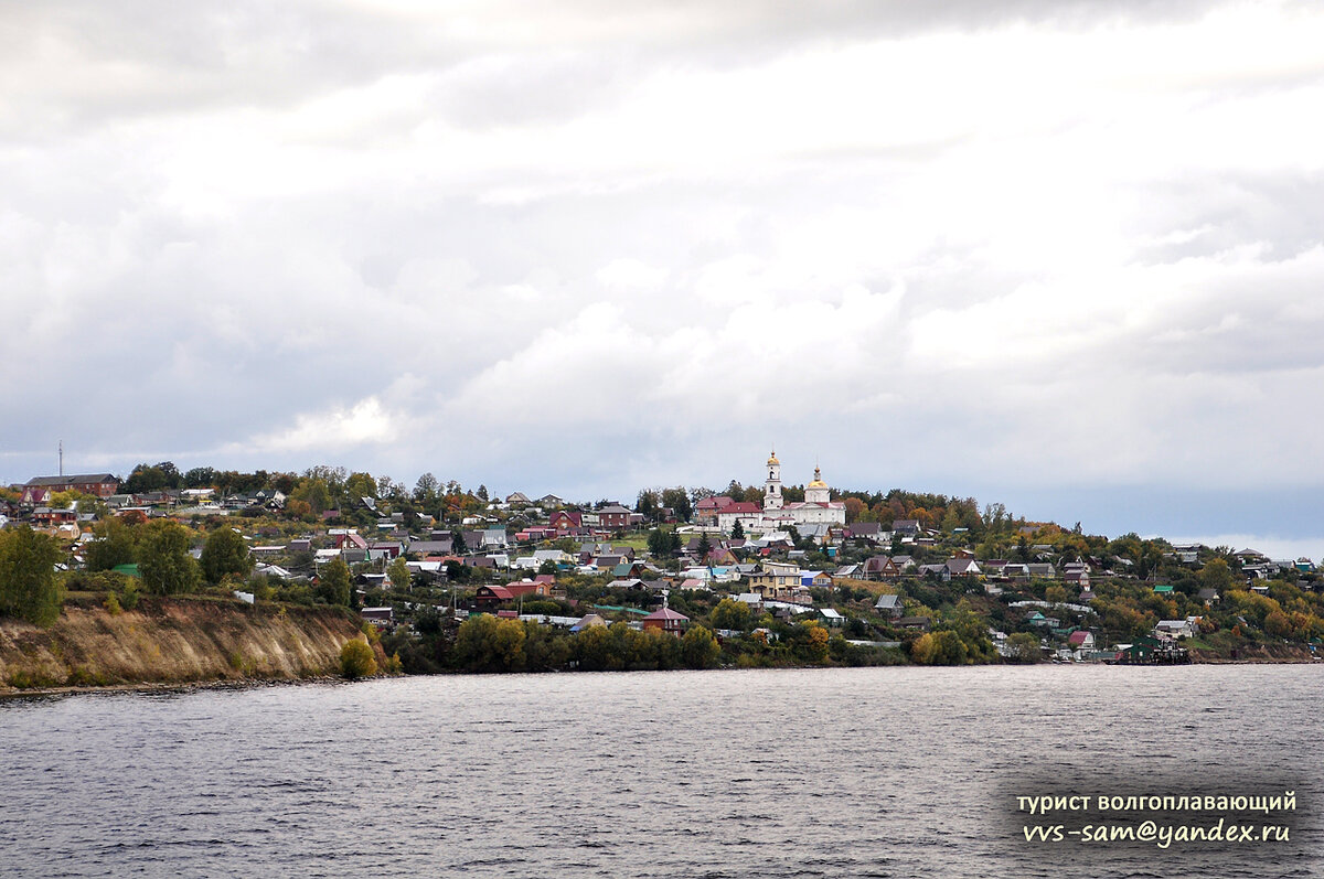 Вид на Ключищи с палубы теплохода ниже по течению. Фото 17.09.2019.