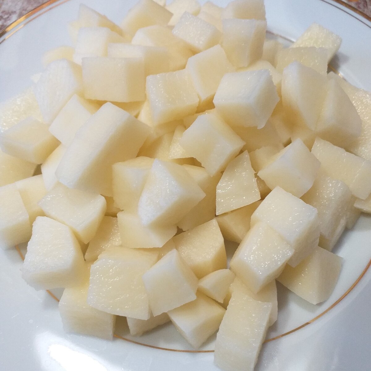 Картофель нарезаем кубиком