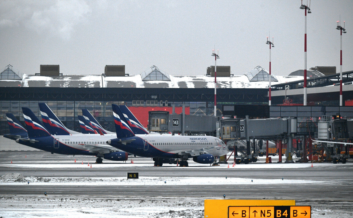 Летать в Армению смогут туристы, у которых есть на руках отрицательный тест на коронавирус. В Азербайджан летать пока можно с ограничениями. Неделей ранее, 8 февраля, полеты из России разрешили в Грецию и Сингапур 
Россия возобновила авиасообщение с Арменией и Азербайджаном на взаимной основе. Это следует из решения правительства, опубликованного на его сайте. 
Начиная с 15 февраля самолеты совершают четыре рейса каждую неделю по маршруту Москва — Ереван и дважды в неделю летают из Москвы в Баку и обратно. Решение об открытии воздушных границ между странами принималось по представлению оперативного штаба по предупреждению завоза и распространения коронавируса.

