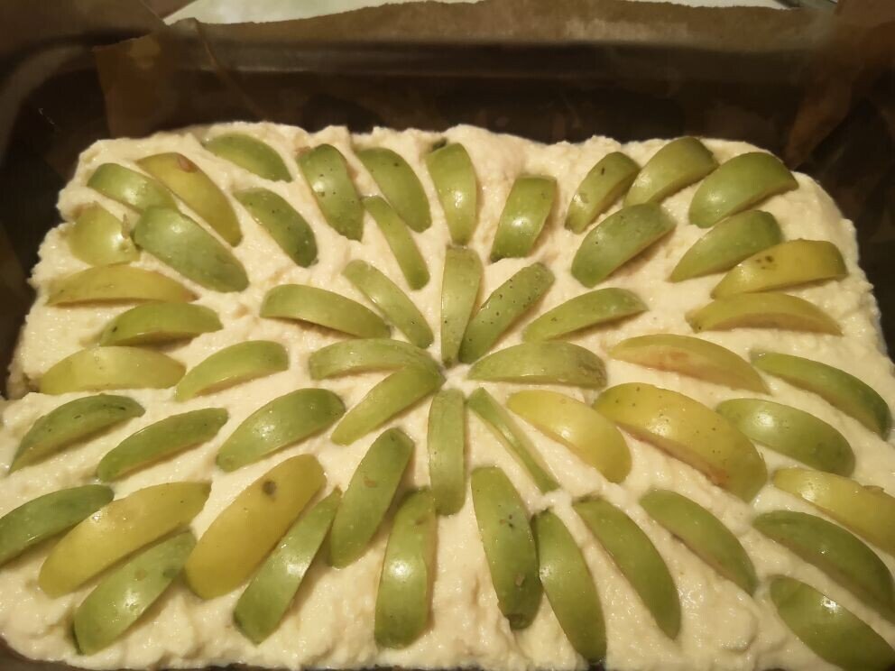 Люблю готовить для кого-то. А вот, когда остаюсь одна, то чаще для себя готовлю что-либо на скорую руку. С возрастом ещё и лениться стала.) От дрожжевого теста практически отказалась, только в редких случаях замешиваю его. И в те моменты, когда чай пить пустой совсем не хочется, на выручку приходят различные заливные пироги быстрого приготовления и запеканки. На данном фото - творожная запеканка с яблоками. Творог использую домашний с рынка, вместо муки добавляю немного манки. Кроме яблок можно ещё добавить изюм. Очень вкусная запеканка, творог с яблоками великолепно сочетаются.