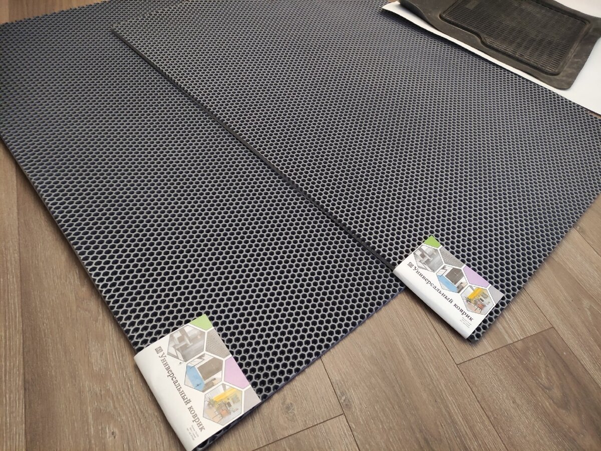 Мне удалось купить пару ковров размером 105*75 см. Среди них были еще ярко зеленые и бежевые, а серых совсем мало осталось