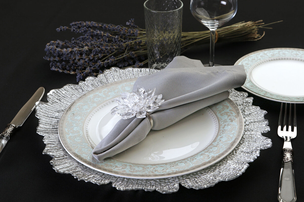 Источник Яндекс картинки Оригинальная идея для сервировки в виде подстановочной тарелки серебристого цвета и кольца для салфетки виде хрустального цветка. Свежо и изысканно.