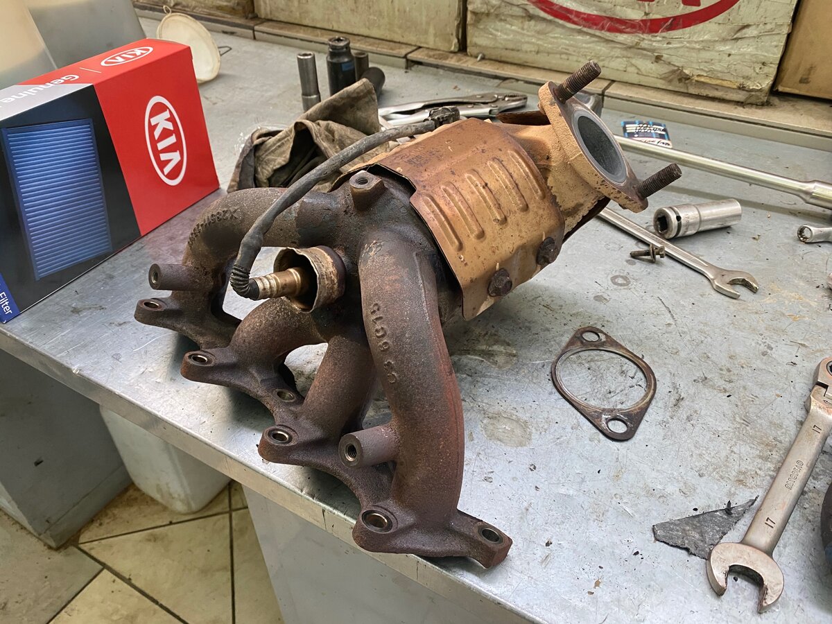 Лямбда-зонд от интенсивной эксплуатации прикипел к катализатору, поэтому при демонтаже остался на месте.