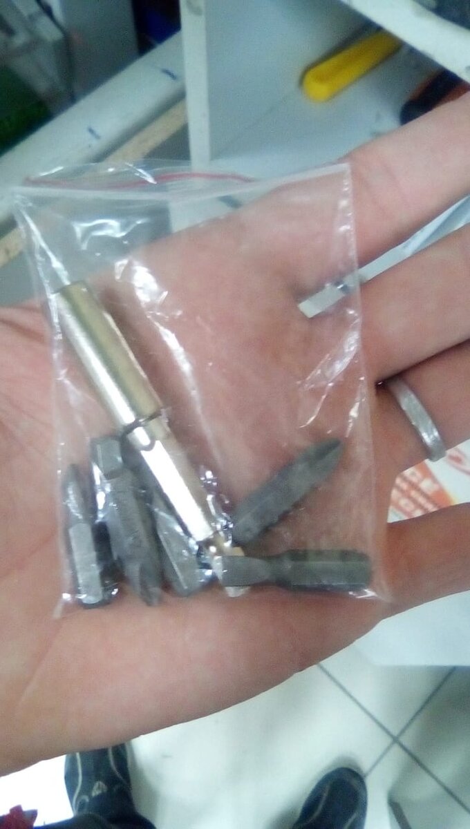 Комплектация бит и удлинитель в пакетике