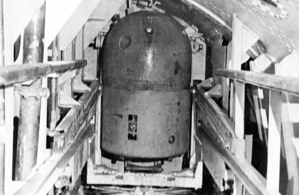 Мина типа «ЭП» в минно-балластной цистерне подводной лодки типа «К» 
