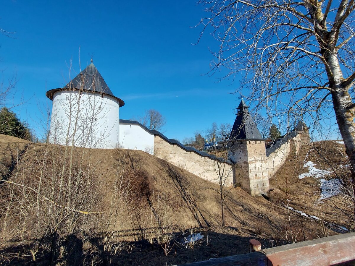 Уникальность крепостной стены в том, что она полностью повторяет рельеф местности