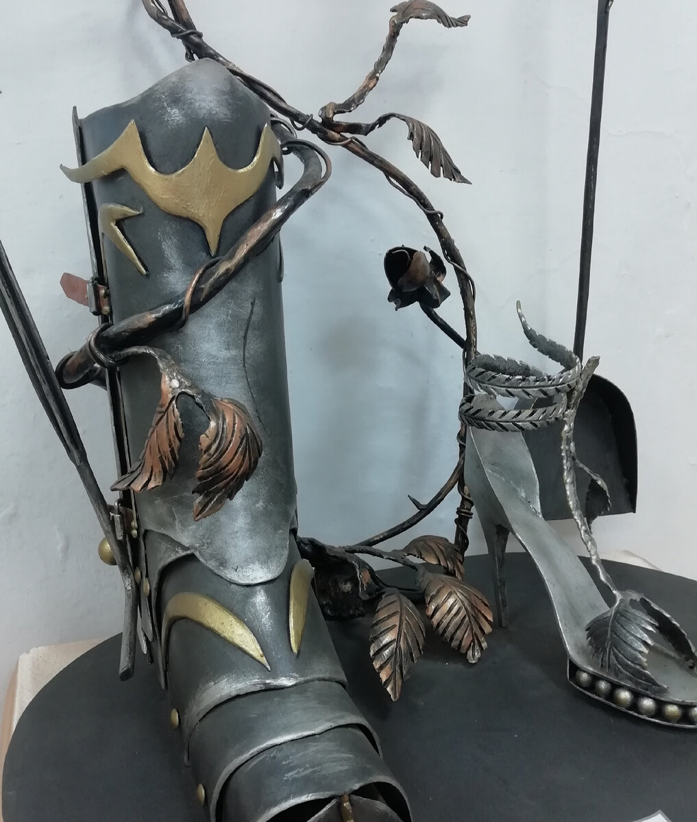 Скульптура "Рыцарь и его дама". Фото автора. 