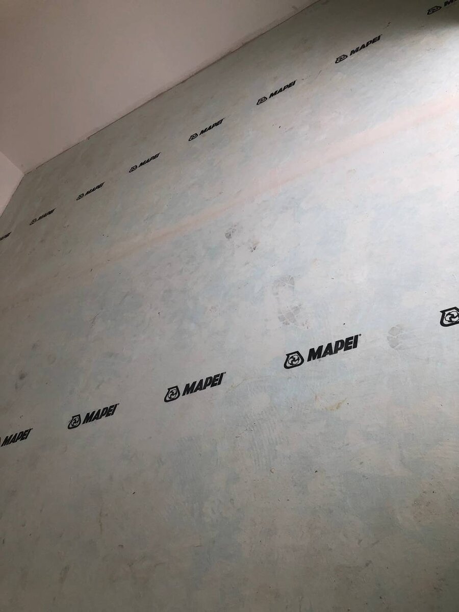 Полотно, полотно....
Mapetex Viles как много в двух словах😉
Сейчас на своём языке постараюсь описать в чем его преимущество, где применяется и зачем, на примере нашего объекта😎
Итак что мы имеем:
Частный дом общей площадью 107кв.м. Площадь облицовки плиткой по полу 59 квм. Стяжка мягко говоря не айс. Сыпиться,куча трещин, не стабильная, множество температурных швов.
Мои действия, зачищаю основание от «друзей» маляров, не навожу смежников. (Все в шпакле, грязное)
Обеспыливаю, лечу трещины, заливаю просфасом( что бы основание стало более прочным)клею полотно Mapetex от @mapeirostov 
Итак для чего же это полотно спросите вы, а то я наверное уже надоел все про объект да про объект😁
В общем: данное полотно применяешься в тех случаях когда, температурные швы не сходиться с раскладкой Плитки, что бы не повторять его клеим полотно, не очень хорошее основание, клеим полотно, площадь укладки Плитки (одним ковром не повторяя температурные швы) больше одного помещения клеим полотно. 
Итог какой?
Да с одной стороны это полотно может показаться весьма дорогим, но это кажется, почему? Да потому что тут 2 варианта: первый, полный демонтаж,вывоз Мусора, Закупка новых материалов для стяжки, заливка, станет вам в несколько раз дороже чем полотно, поэтому вывод, это полотно не дорогое, оно наоборот экономит ваши деньги, себестоимость операций по заливки новой стяжки около 3000р за кВ поклеить полотно со всеми подготовительными работами 1500р и это максимум вместе с материалами и работой. Выводы делайте сами.
Если дочитал до конца, напиши комментарий, проверим сколько таких?😁🤝

#ремонт#мапей#укладкаплитки#ростов#mapetex#mapei#sanuzlovpro#design#tiler#крупныйформат#керамогранитспб#ростовскиеплиточники#плиточникростов#limited#плиточноеремесло 