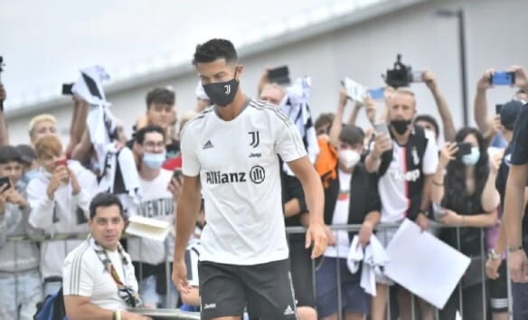 подписание контракта с Месси - мечта ПСЖЖюльен Лоренс сообщает, что ПСЖ никогда не думал, что у них будет возможность подписать Лионеля Месси, не говоря уже о бесплатном трансфере.