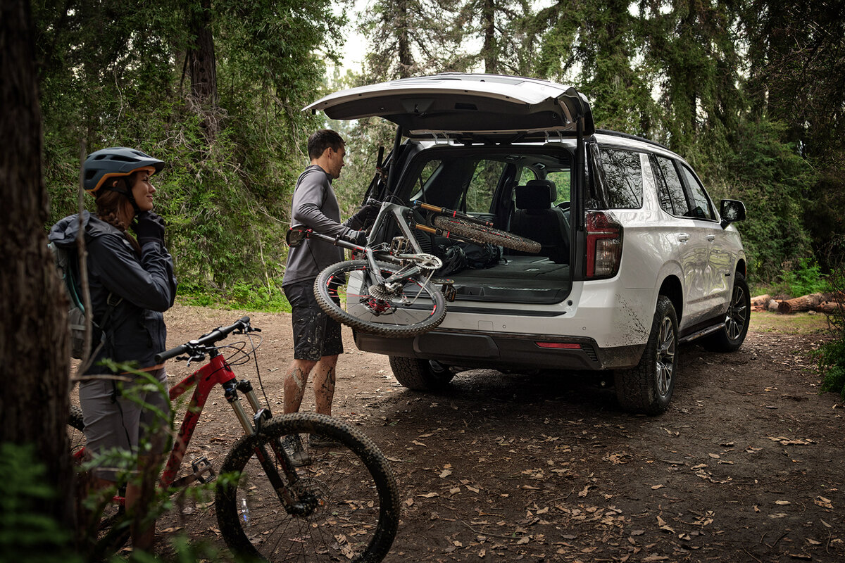 Chevrolet Tahoe — идеальная машина, если вы решили отправиться с друзьями в поход на велосипедах, потому что они легко поместятся в багажник