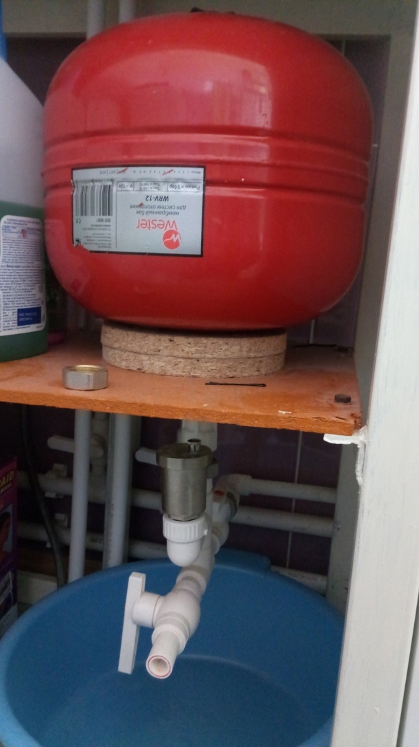 Расширительный бак установлен на полке.