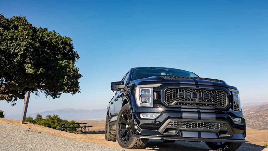 Shelby F-150 Super Snake будет выпускаться нескольких вариантах с двумя или четырьмя дверями и двигателем без нагнетателя или с нагнетателем. В стандартной конфигурации 5,0-литровый двигатель Coyote V8 развивает мощность 395 лошадиных сил.