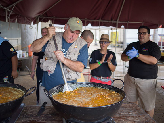 Хосе Андрес на благотворительной кухне. Фото из сети Интернет