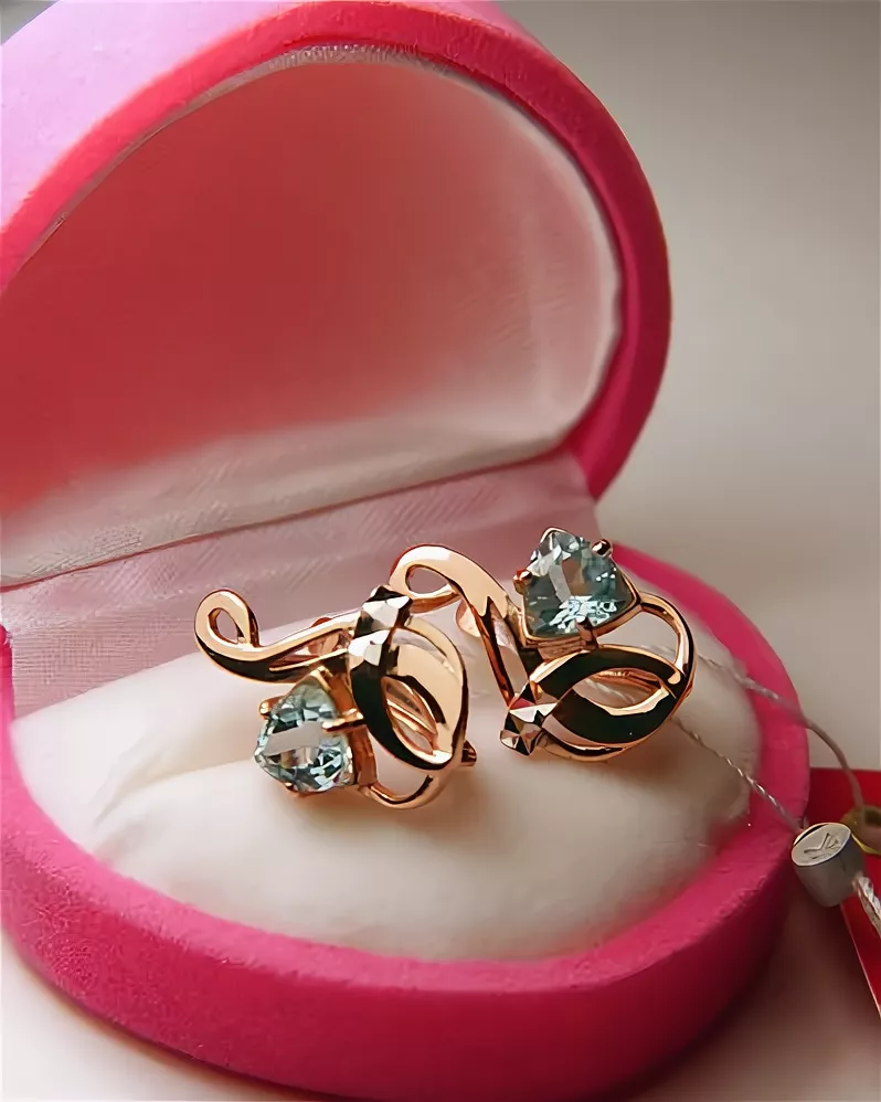 Золотые серьги в коробочке. Серьги и кольцо в коробочке. Золотое кольцо в коробочке. Красивые золотые кольца для девушек.