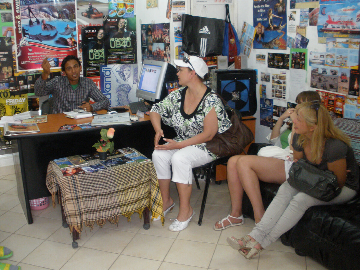 В уличном турагенстве: фото автора