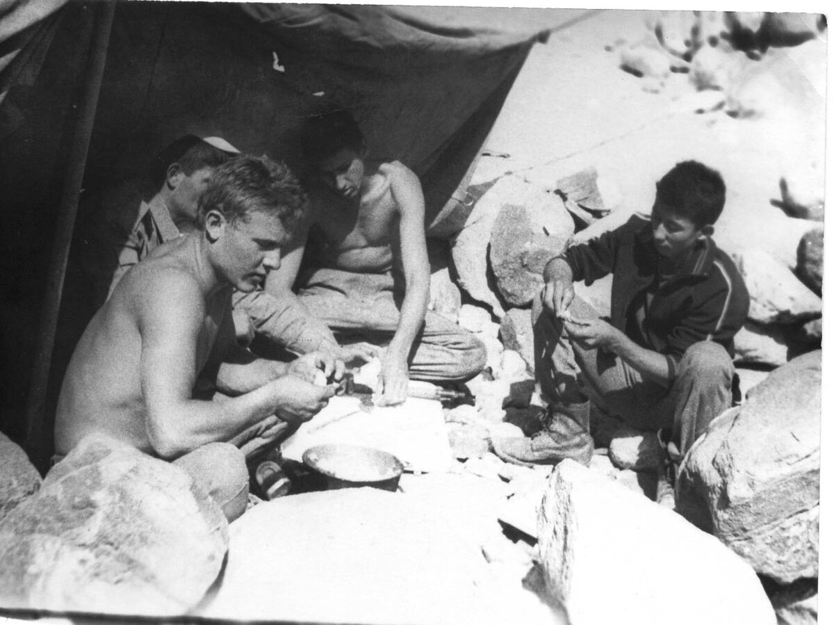 Пограничники лепят пельмени... Фото Игоря.