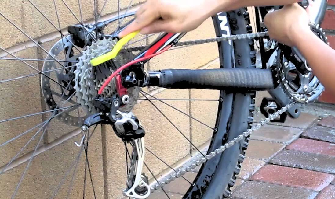 Очистка трансмисии щёткой, источник: bb30