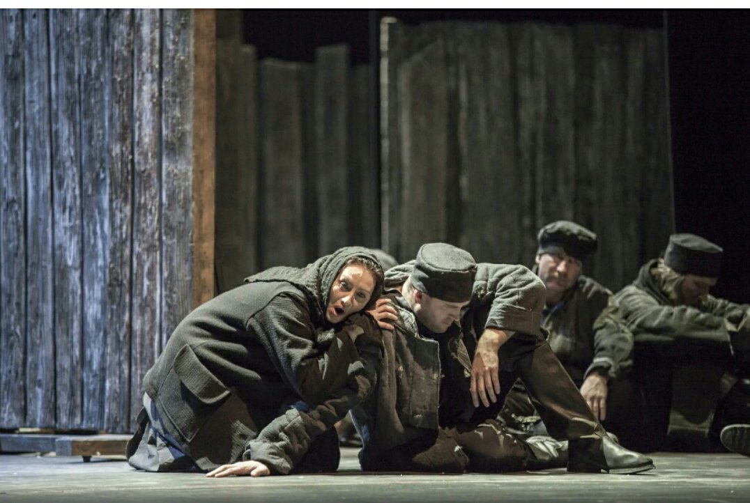 Сцена из спектакля,,Леди Макбет Мценского уезда" Саратовский театр. Давно это было, и было ли? Любовь, преступление, желание обогащения.Что скрыто в произведении. Побывав на Родине Лескова, можно с головой окунуться в прошлое. И помогают в этом стринные здания, купола церквей, домики у реки. Буйная зелень летом, и снежные шапки зимой. Катерина выдуманный персонаж, но многие жители уверенны, что она существовала.Стоит и тот дом где развернулось событие. Теперь в нем отдел полиции.Но поговариваю,что по ночам слышат в нем странные звуки. Недалеко находится церковь , куда ходили молится и работники и сами хозяева дома. И когда на город опускается вечер, проходя мимо дома леди Макбет, кажется вот вот появится ее лик в окно.