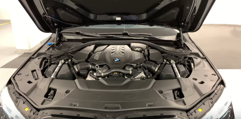 Подкапотное пространство у BMW 7 Series 2020 года.