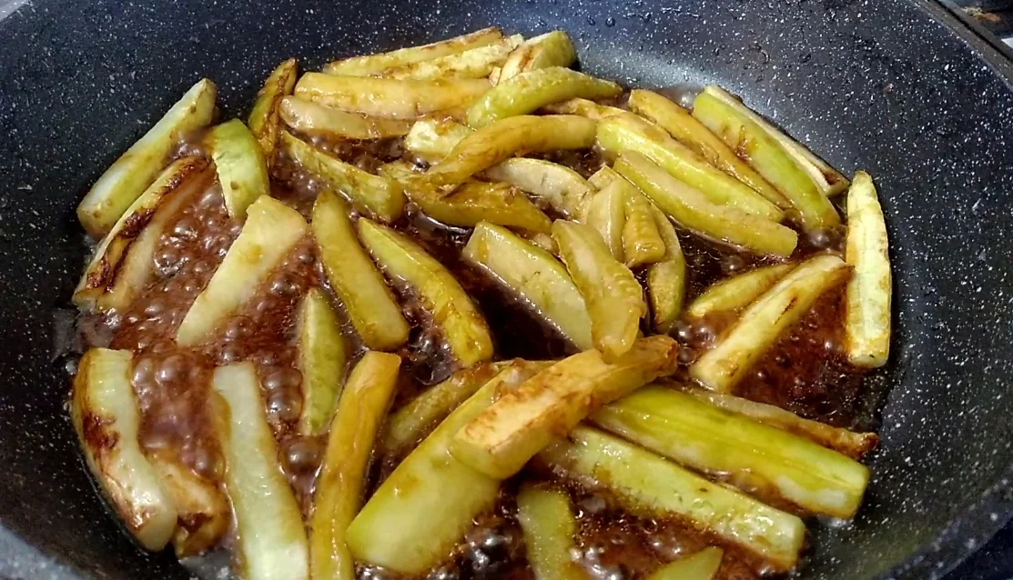 Рецепт кабачки соевый соус. Кабачки дольками жареные на сковороде. Кабачки в соевом соусе. Жареные кабачки брусочками. Кабачки в соевом соусе жареные на сковороде.