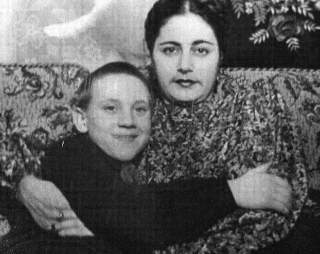 Фото: foto-history.livejournal.com советский поэт, актёр театра и кино, автор-исполнитель песен - Владимир Семенович Высоцкий в детстве со своей мачехой - Евгенией Степановной Лихалатовой