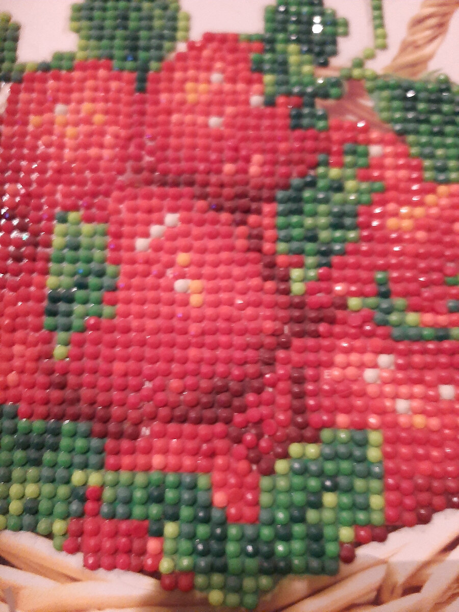 Для этого понадобится: остатки мозаики, нить, ножницы, пластелин (желательно мягкий),ручка, тарелка.  