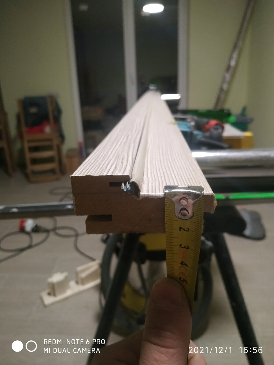 Толщина дверной коробки именно в этом месте.