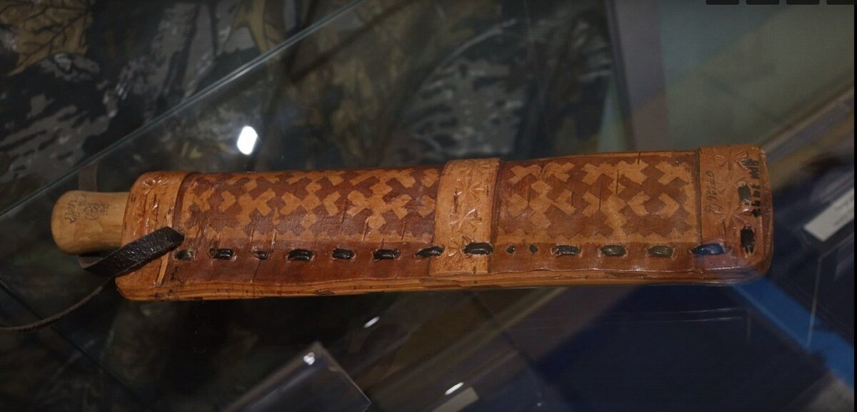 Берестяные ножны-футляр с выскобленным орнаментом. Коллекция Ямальского районного музея Яр-Сале