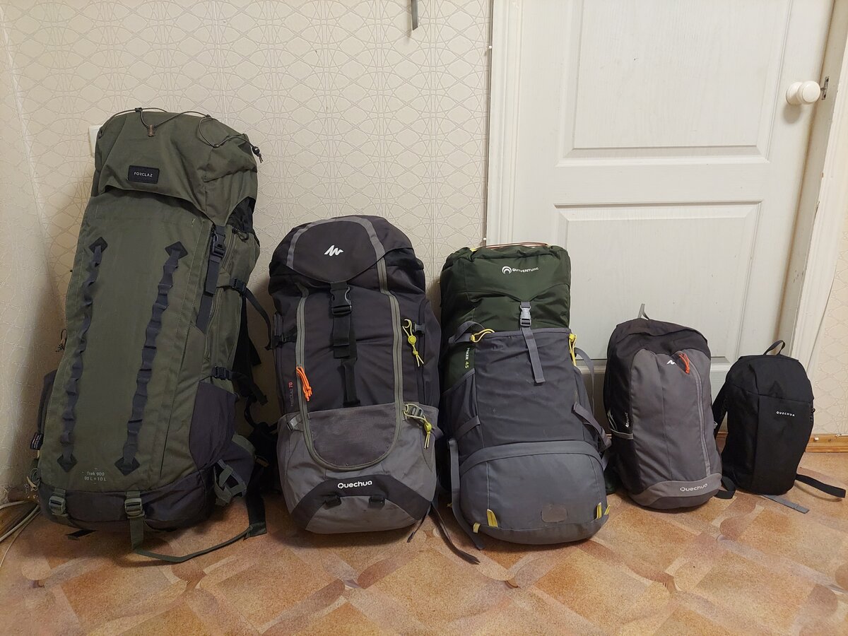 Представлены рюкзаки слева на право 100,70,45,20,10 литров.