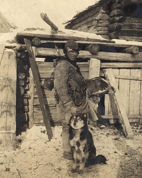 Охотник с собакой. Деревня Ярки, Енисейский уезд, 1911 год. Автор фото к сожалению неизвестен
