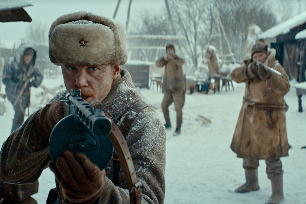 Вячеслав Шихалеев в роли лейтенанта на кадре из фильма «Красный призрак»
С одной стороны, это может показаться, напротив, примером «вопреки»: историей о том, что у нас в кинематографе возможны дерзкие эксперименты, а авторы предпочитают тарантиновские по духу комедии рафинированным военным драмам. Но если посмотреть правде в глаза, то всё окажется не так просто. «Красный призрак» — кино многострадальное, создававшееся аж 7 лет. Прокат у него, как можно догадаться, скромный: у той же провальной «Зои» копий больше почти в полтора раза. На масштабные сборы рассчитывать не приходится ещё и из-за графика релизов: фильм Богатырёва конкурирует в прокате с третьим «Заклятием», «Круэллой», «Тихим местом» и «Форсажем 9», а промокампания у него, скажем честно, надежды на интерес публики не вселяет. Когда Ефим писал о том, что нам нужно просто дождаться хороших ревизионистских военных картин, он, кажется, сознательно решил не добавлять: дождаться, а потом следить за их кассовыми провалами.