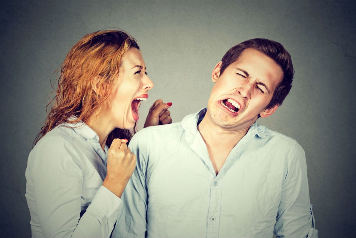 Мужчина ругается. Антонио гиллем (antonio guillem). Обнимает жену. Парень злится на меня. Супружеские конфликты.