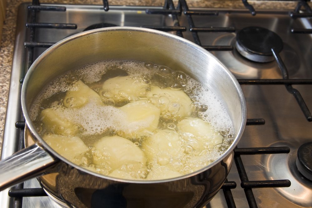 Картошка варится. Картофель в кастрюле. Картофель в кипящей воде. Отварить картофель.