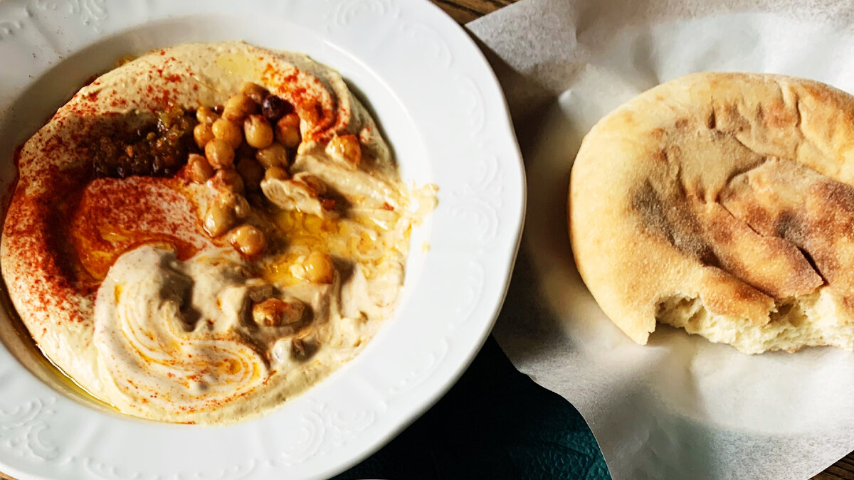 Хумус подаётся с питой