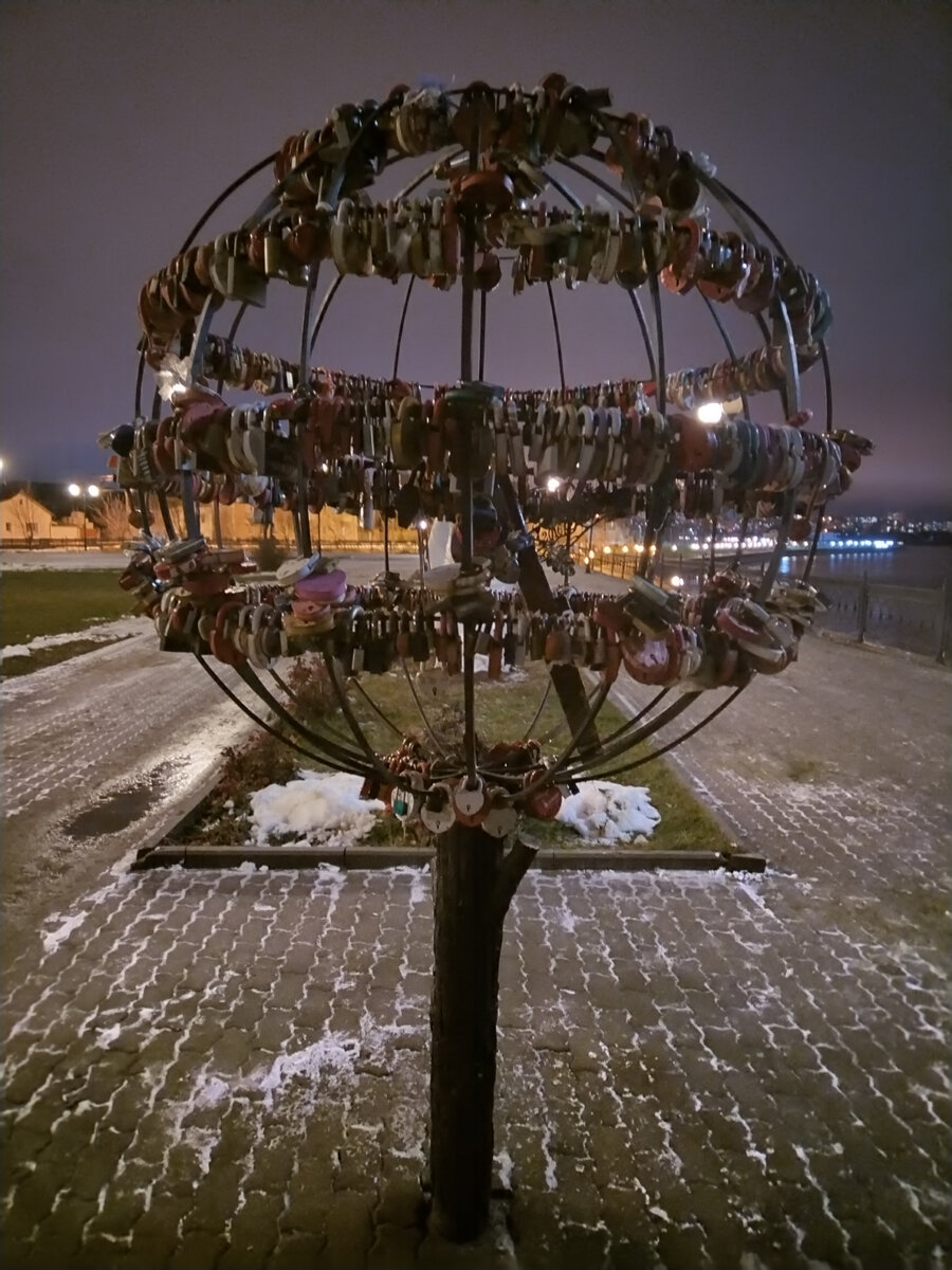 Эмоции свои в замочек закрывают, а ключ выбрасывают.