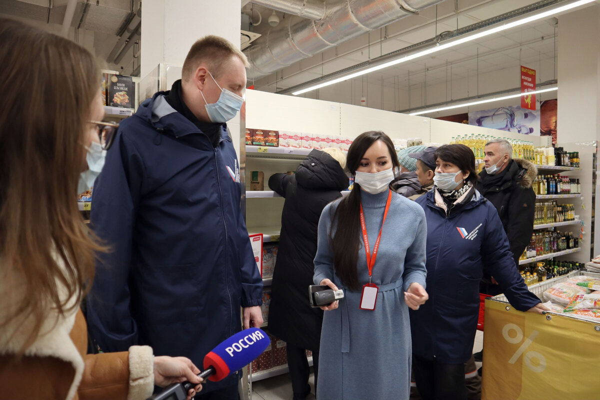 В последние дни сахар сметается с полок за считанные часы после выкладки.