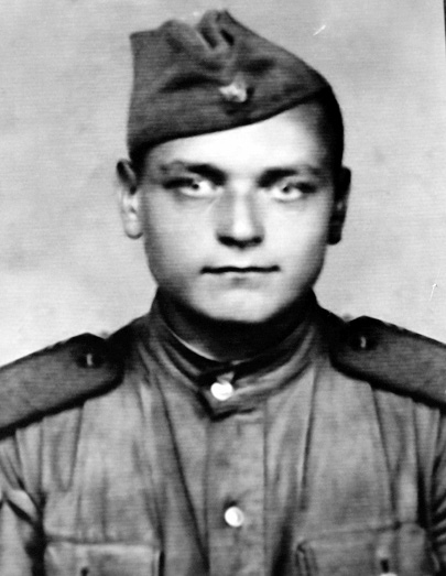 Недели не прошло с 17-летия, как он уже ехал на фронт добровольцем. Командиры называли его счастливчиком. Малышом. Да и как они ещё могли называть бойца, который забравшись на дерево, собирался смотреть на танковое сражение, когда снаряды так и рвались вокруг?..