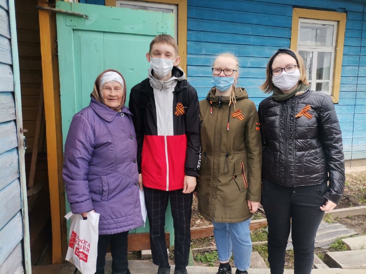 Опаринские «дети войны» получили подарки к Дню Победы