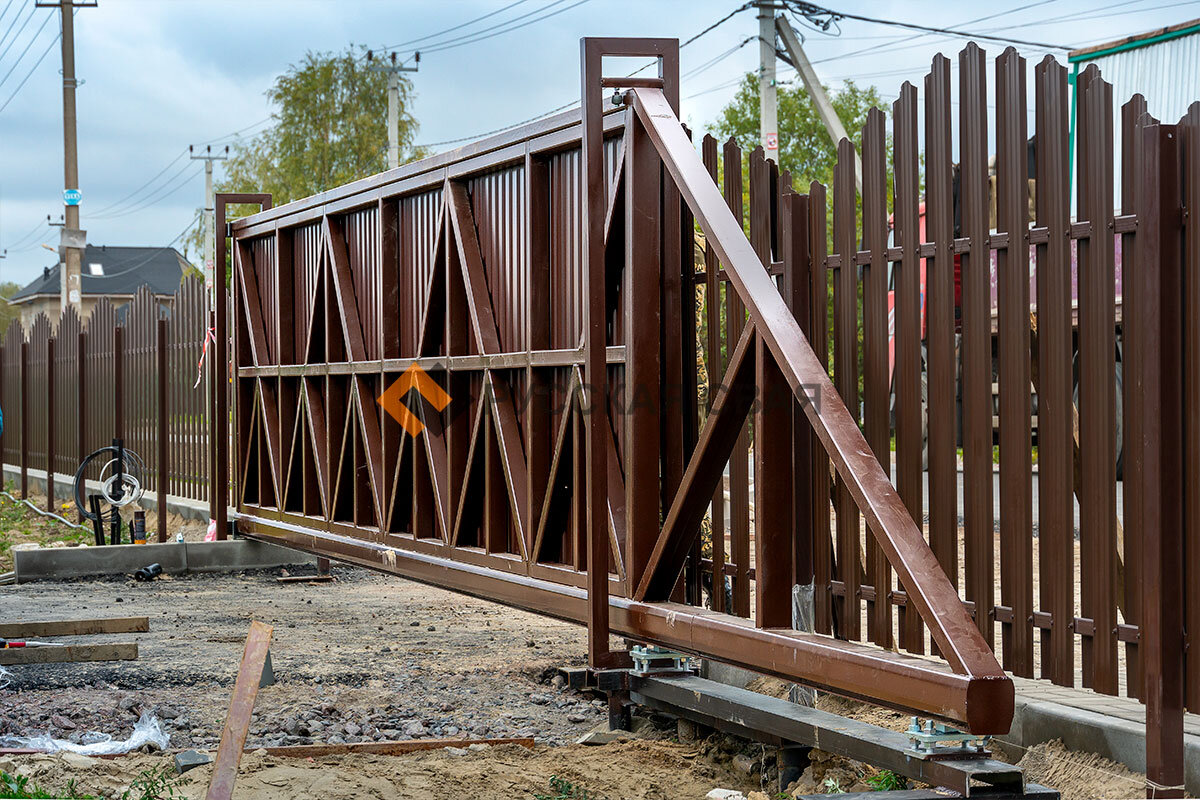Откатные ворота из металлического штакетника от компании Русская Свая